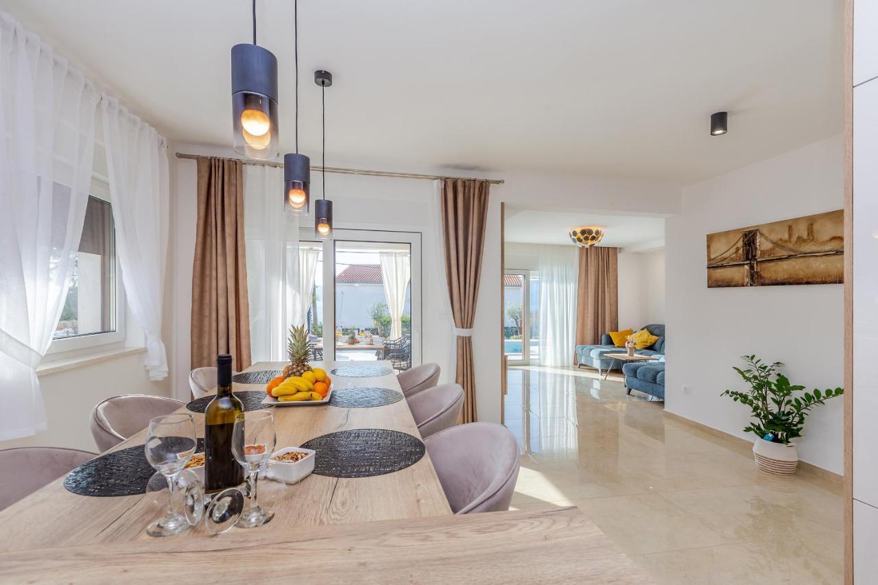 Holiday House Villa Andro Pinezići Eksteriør bilde